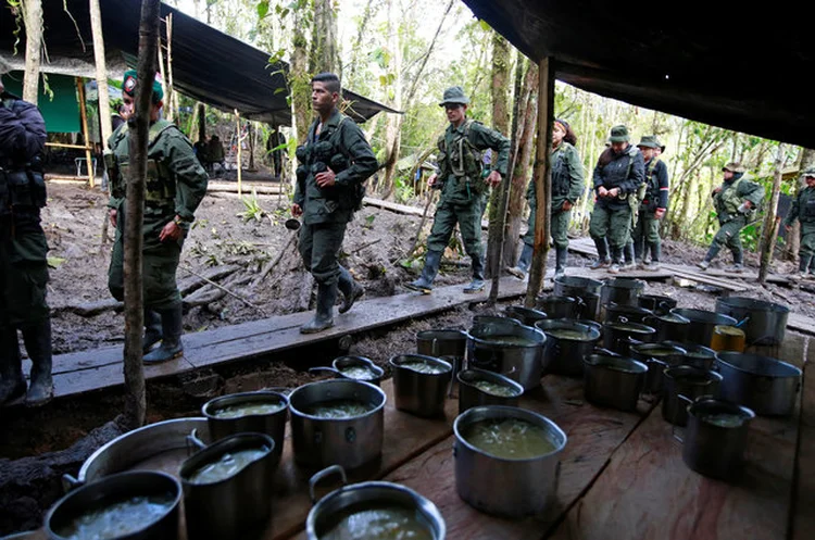 O projeto inclui a redução da pena para os dissidências das Farc, a guerrilha que firmou a paz em 2016 (John Vizcaino/Reuters)