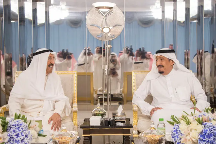 CRISE ÁRABE: líder do Kuwait, à direita, será o responsável por negociar um fim para a crise no Golfo Pérsico. Na imagem, reunião com rei da Arábia Saudita nesta quarta-feira / Bandar Algaloud/Saudi Royal Court/via Reuters