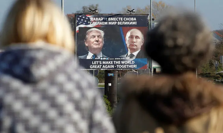 TRUMP E PUTIN, NUM OUTDOOR EM MONTENEGRO: a Europa se mobiliza para investir mais em sua própria segurança  / Stevo Vasiljevic/ Reuters