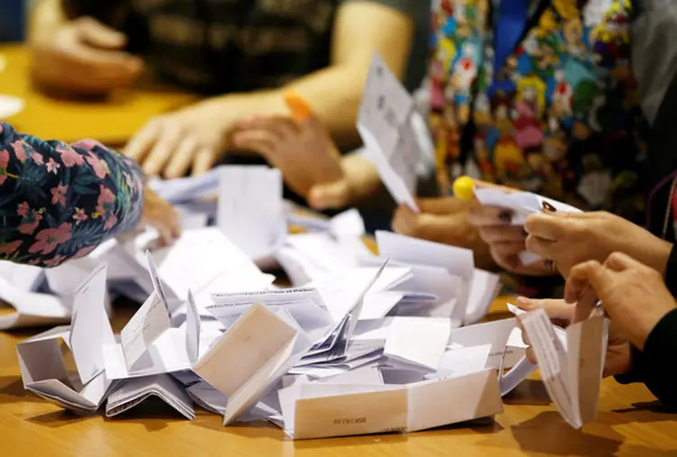 À ESPERA DO RESULTADO: votos são contabilizados após o fechamento das urnas no Reino Unido. Premiê Theresa May deve perder maioria / Paul Childs/Reuters