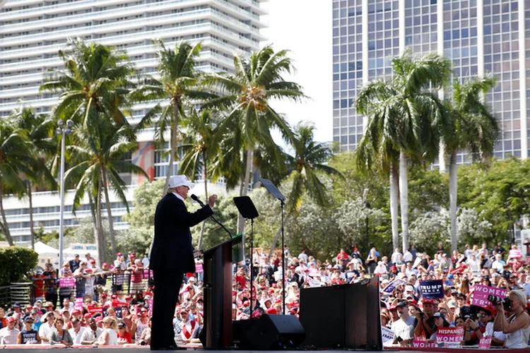 TRUMP DISCURSA EM MIAMI: disputa na Flórida é decisiva para as pretensões de ambos os candidatos / Carlo Allegri/ Reuters