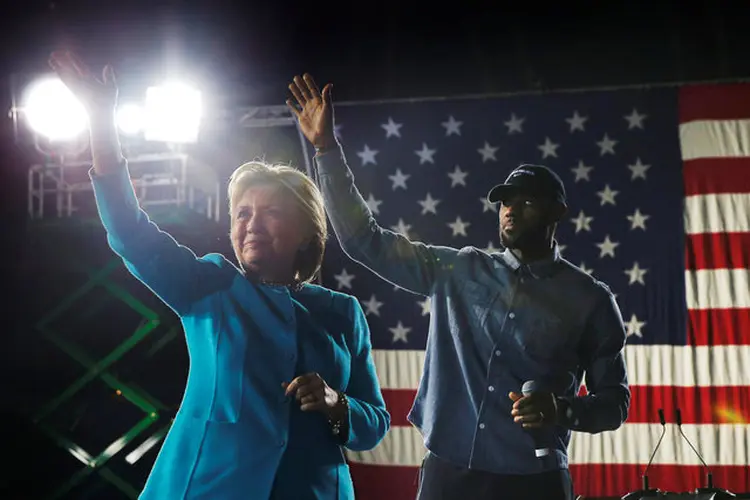 HILLARY COM LEBRON JAMES: corrida pelo voto de negros e hispânicos nos dias finais da campanha / Brian Snyder/ Reuters