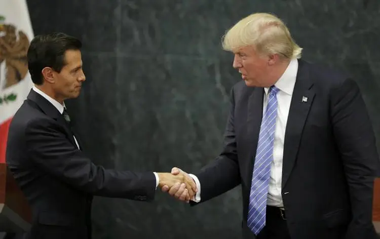 ENCONTRO: Peña Nieto e Trump apertam as mãos em reunião na Cidade do México; em debate, o muro / Henry Romero/ Reuters