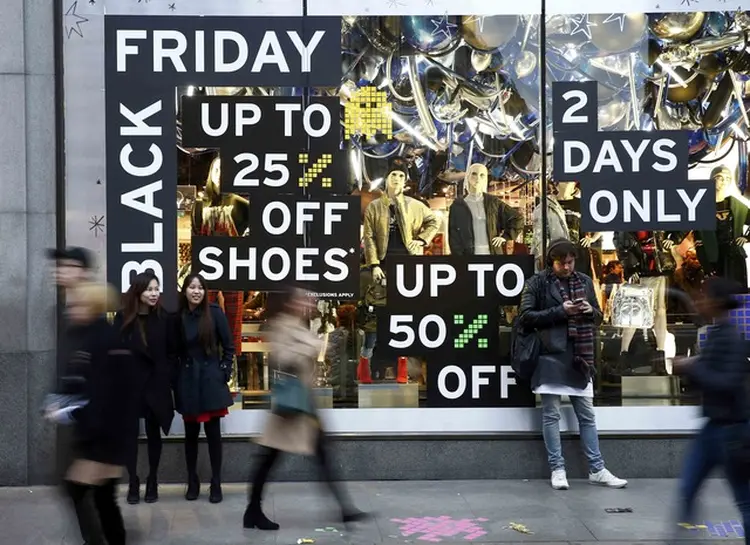 CONSUMIDORES EM LONDRES: depois da Black Friday, nesta segunda-feira é a vez da Cyber Monday  / Peter Nicholls