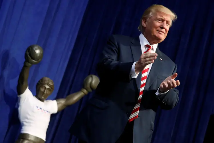 PRONTO PARA A LUTA: Trump ao lado de uma estátua de Rocky Balboa, na quinta-feira, na Pensilvânia  / Jonathan Ernst/ Reuters