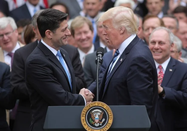 COMEMORAÇÃO NA CASA BRANCA: presidente americano celebra aprovação da lei de saúde ao lado de Paul Ryan, presidente da Câmara  / Carlos Barria/Reuters