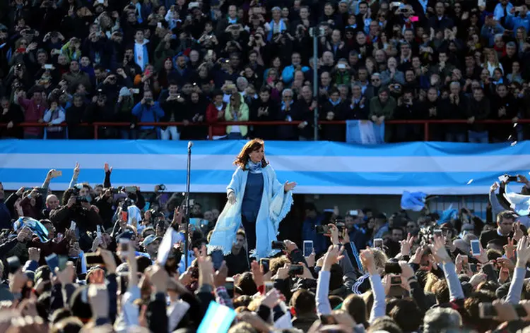 CRISTINA KIRCHNER: em estádio lotado, a ex-presidente argentina anunciou sua volta à polícia / Marcos Brindicci/Reuters