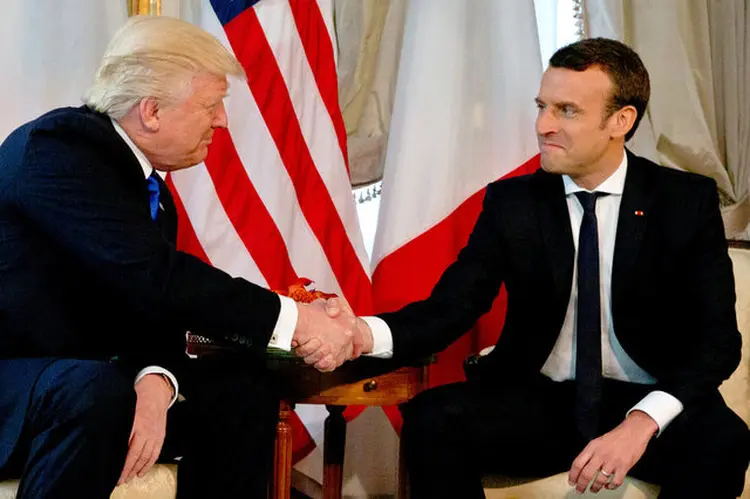 Trump e Macron: o presidente francês afirmou que os EUA vão manter as tropas americanas na Síria no longo prazo (Peter Dejong/Reuters)