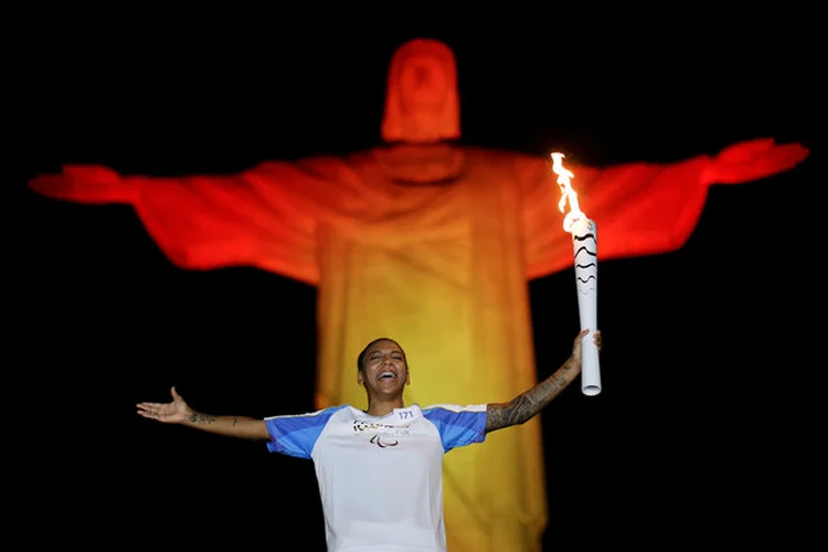 JUDOCA RAFAELA SILVA COM A CHAMA DOS JOGOS: um investimento de 400 milhões de reais faz o Brasil sonhar com o quinto lugar no quadro de medalhas  / Ueslei Marcelino/ Reuters