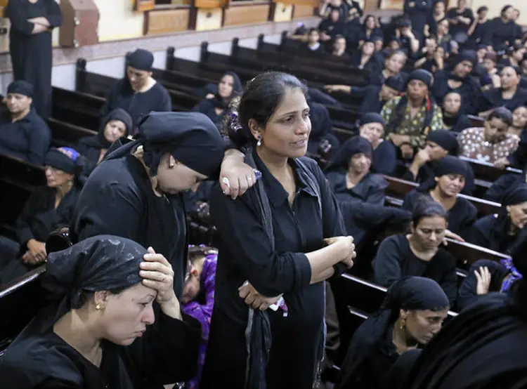 ATAQUE A CRISTÃOS: mulheres lamentam morte de 28 pessoas em caravana de cristãos coptas no Egito  / Mohamed Abd El Ghany/Reuters