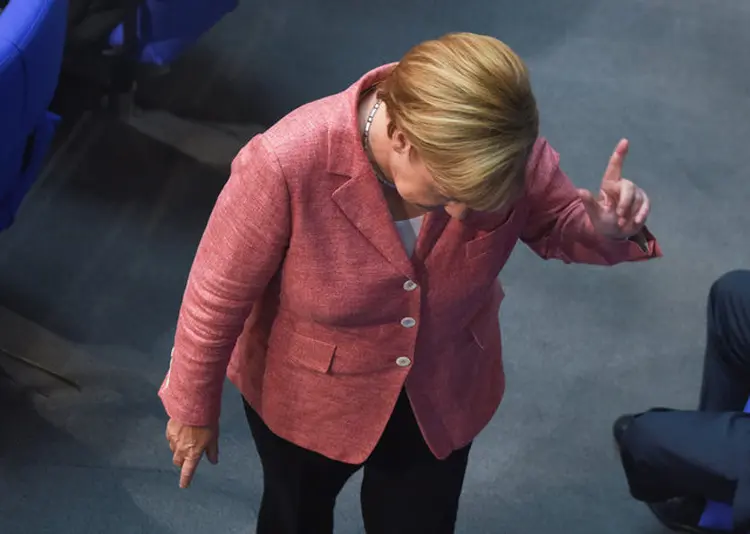 Angela Merkel: SPD voltou atrás em seu posicionamento e concordou em conversar com Merkel, elevando a probabilidade de uma nova grande coalizão (Stefanie Loos/Reuters)