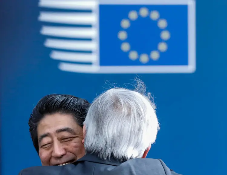 ABE E JUNCKER: premiê japonês e líder da União Europeia discutiram acordo comercial em Bruxelas / Yves Herman/Reuters