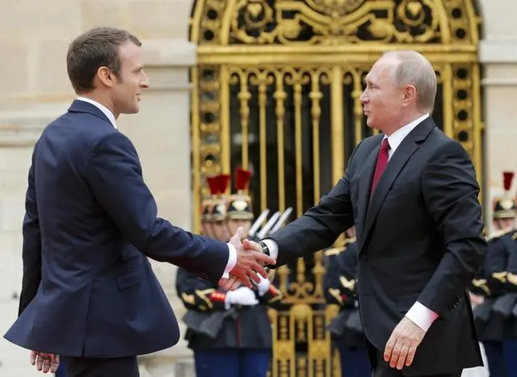 MACRON E PUTIN: presidente francês recebeu o colega russo em Versalhes / Alexander Zemlianichenko/Pool/Reuters