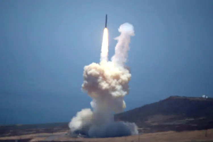 Míssil: planejado meses atrás, o teste de defesa de mísseis ganhou importância desde que o lançamento norte-coreano de um míssil balístico intercontinental (Lucy Nicholson/Reuters)