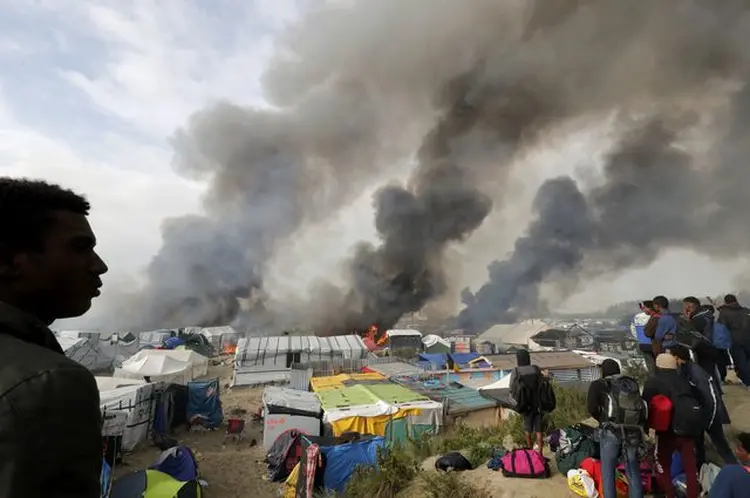A SELVA EM CHAMAS: símbolo da incapacidade da Europa de lidar com o 1,3 milhão de refugiados que cruzaram o Mediterrâneo / Philippe Wojazer/ Reuters