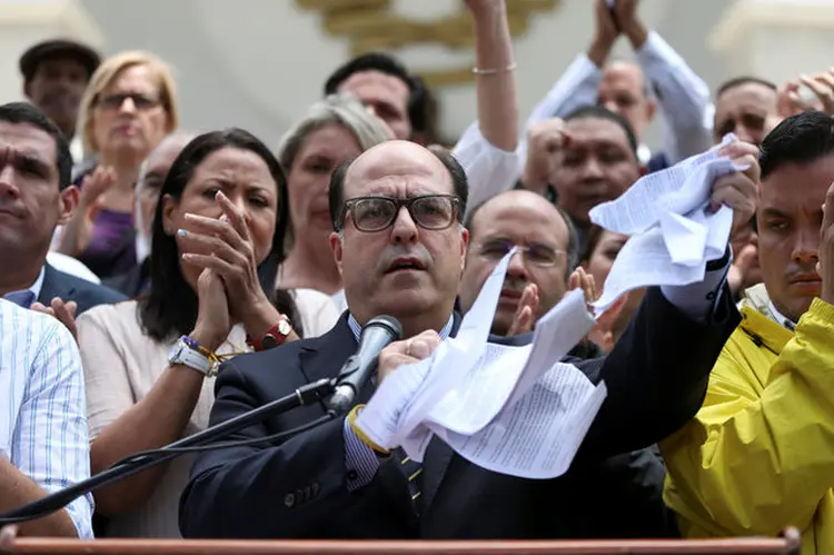 JULIO BORGES: presidente da Assembleia  Nacional da Venezuela rasgou decisão da Suprema Corte que dissolve o Legislativo / Carlos Garcia Rawlins/Reuters