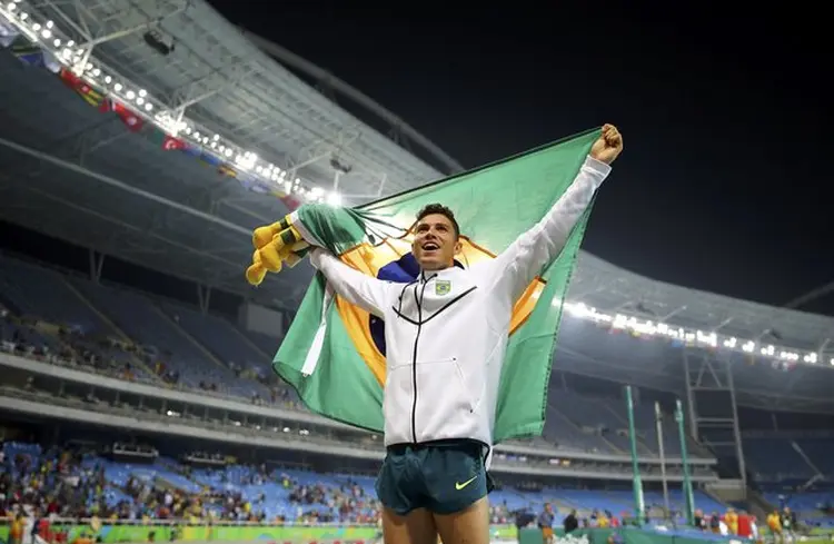 THIAGO BRAZ: brasileiro conquistou o ouro no salto com vara e ainda quebrou o recorde olímpico no Rio  / Dominic Ebenbichler/ Reuters