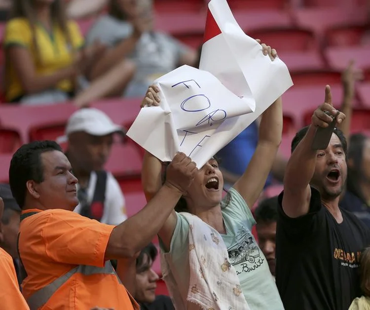 PROTESTO: torcedora em Brasíia é repreendida após abrir cartaz contra Michel Temer / Ueslei Marcelino