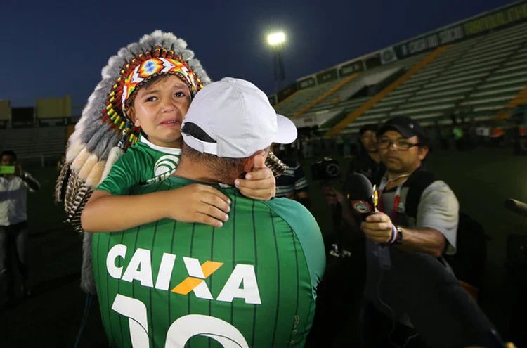 TRISTEZA; em Chapecó, torcedores se reuniram na Arena Condá para homenagear as vítimas do acidente  / Paulo Whitaker/ Reuters