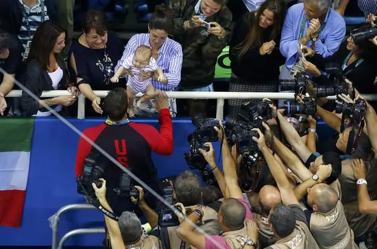 PHELPS: o nadador americano comemora com a família a conquista de mais um ouro no Rio de Janeiro  / Fabrizio Bensch/ Reuters