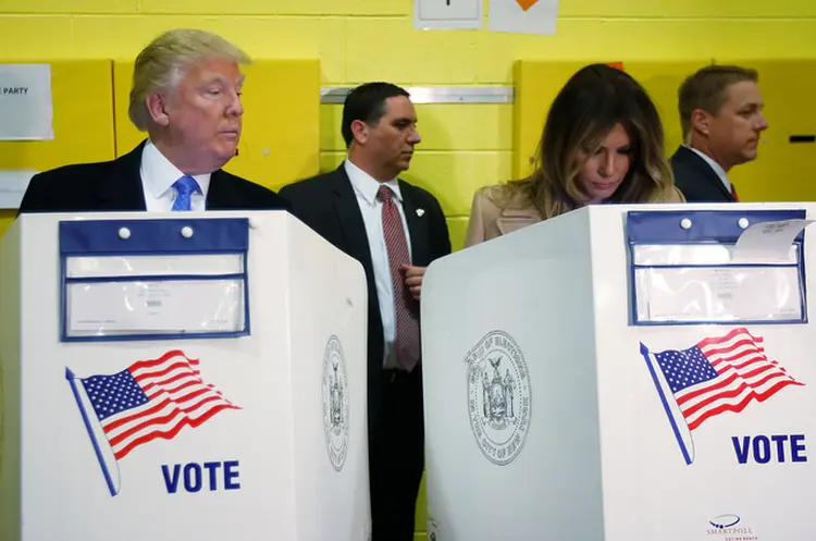 ESPIADINHA: Trump checa o voto de sua mulher, Melania, durante votação em Nova York  / Carlo Allegri/ Reuters