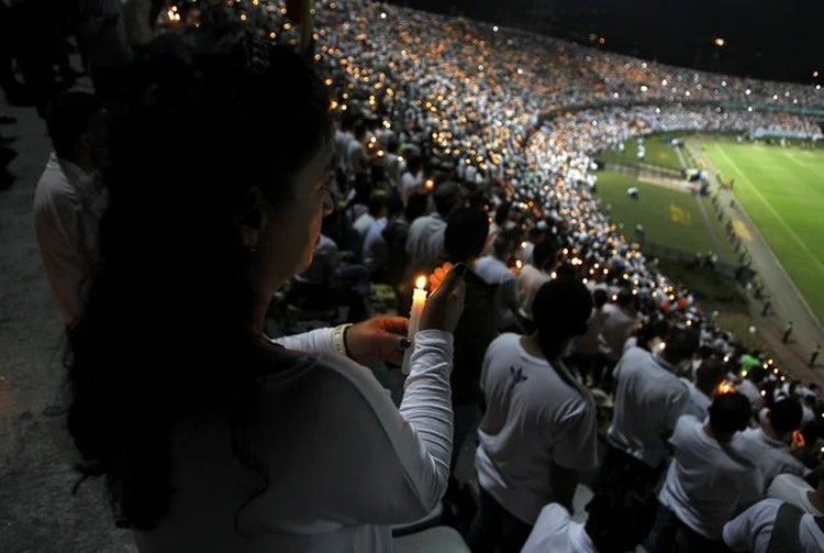 HOMENAGEM COLOMBIANA: 40.000 torcedores se reuniram no estádio no horário previsto para a final da Copa Sul-Americana / Fredy Bulles/ Reuters (Fredy Bulles/Reuters)