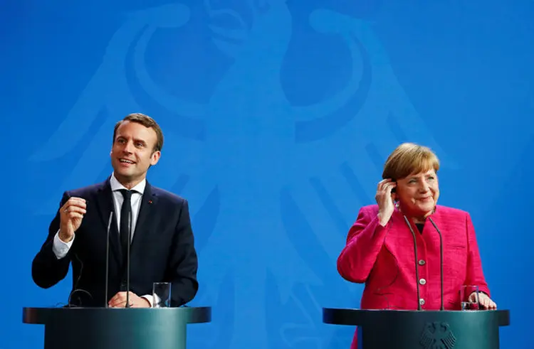 MACRON E MERKEL: em seu primeiro dia de trabalho, presidente francês visitou a colega alemã em Berlim / Fabrizio Bensch/Reuters
