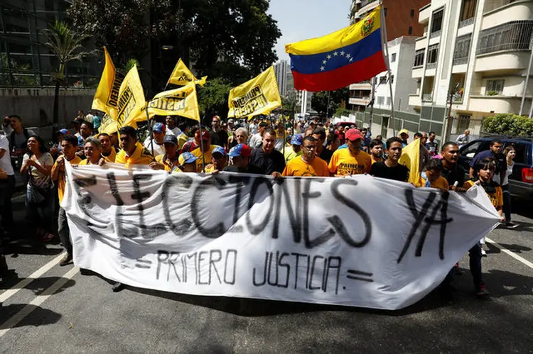 PROTESTOS NA VENEZUELA: manifestantes de oposição ao presidente Nicolás Maduro pedem novas eleições  / Carlos Garcia Rawlins/Reuters