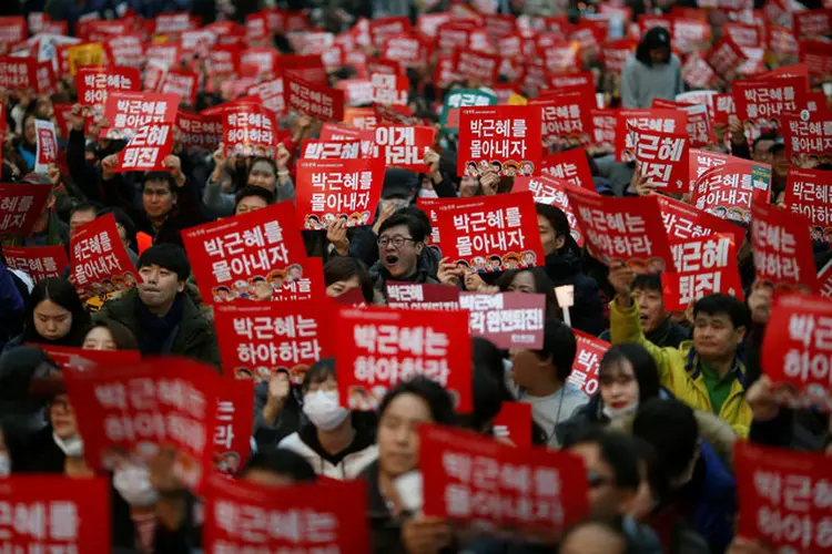 SEUL: coreanos vão às ruas pedir o impeachment da presidente Park Geun-Hye / Kim Hong-Ji/ Reuters