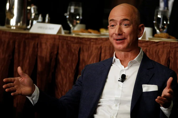 JEFF BEZOS, DA AMAZON: a Amazon floresce no livre comércio, na globalização, nas fronteiras abertas. Para Trump, boa parte desse sistema todo “roubou empregos americanos” / Brendan McDermid/ Reuters (rendan McDermid/ Reuters/Reuters)