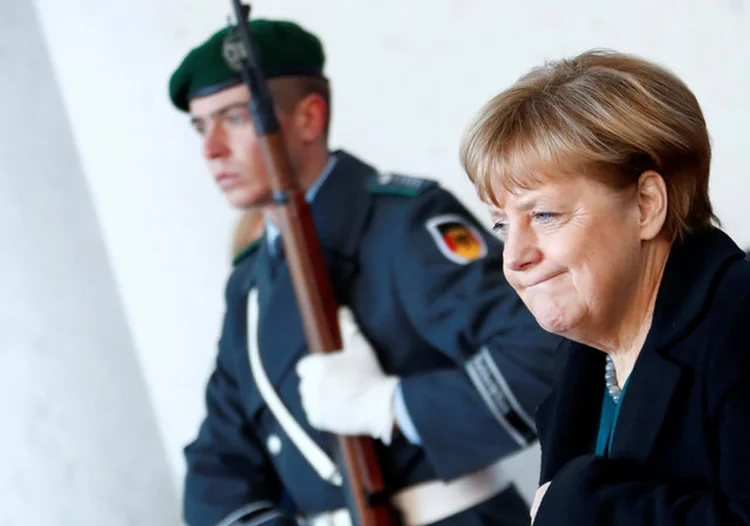 MERKEL: para segurar a ultradireita e assegurar mais um mandato, ela está mudando o tom  / Fabrizio Bensch/ Reuters