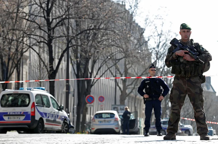 CARTA-BOMBA NO FMI: prédio foi evacuado após explosão ferir uma funcionária na sede da entidade, em Paris / Christian Hartmann/Reuters