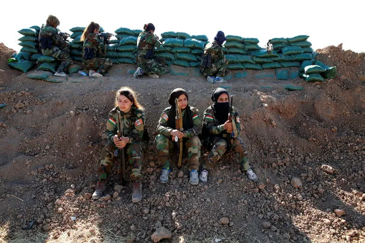 MULHERES CURDAS EM MOSSUL: forças curdas fazem parte de uma coalizão com Iraque, Turquia e Estados Unidos para retomar a cidade, controlada pelo grupo terrorista Estado Islâmico  / Ahmed Jadallah/Reuters