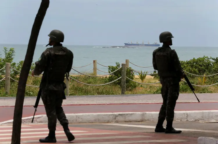 VITÓRIA: miliates patrulham praia; número de mortos no estado chega a 91 / Paulo Whitaker/ Reuters