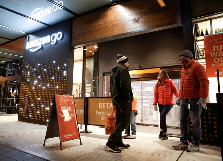 LOJA DA AMAZON GO: a meta é revolucionar o varejo físico, começando por eliminar os caixas  / Jason Redmond/ Reuters