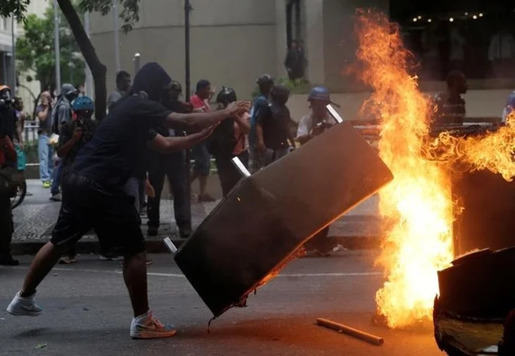 PROTESTO NO RIO: em fevereiro, manifestantes protestaram contra a privatização da Cedae, de saneamento, uma das contrapartidas exigidas pelo governo federal em troca da ajuda fiscal / Ricardo Moraes/Reuters