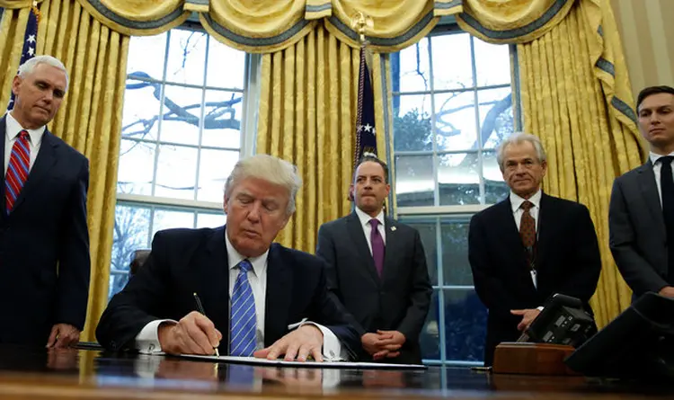 TRUMP FORMALIZA SAÍDA DO TPP: “vai ser ótimo para o trabalhador americano” / Kevin Lamarque/ Reuters