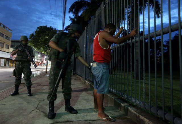 EXÉRCITO EM AÇÃO NO ES: não é fácil controlar os meios de violência de uma sociedade quebrada&#8230; / Paulo Whitaker/ Reuters