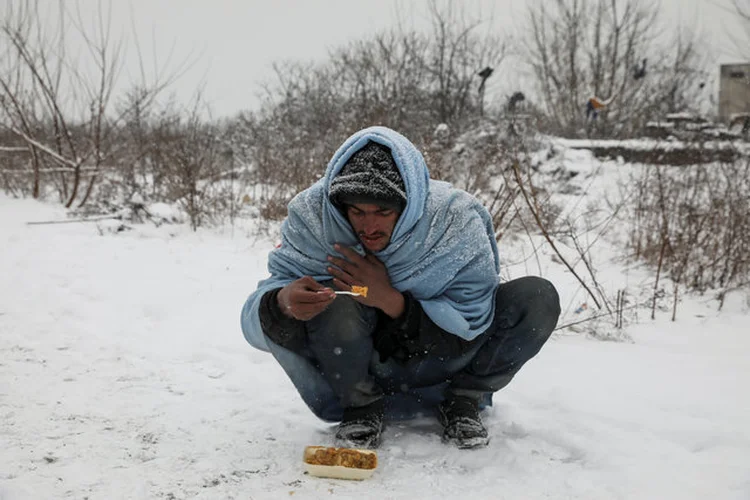 IMIGRANTE SOFRE COM O INVERNO EUROPEU: agora está evidente que simplesmente manter os orçamentos nacionais equilibrados, controlar a inflação e permitir ao mercado fazer o resto, não gera automaticamente crescimento sustentável e inclusivo / Marko Djurica/ Reuters