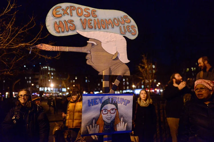 PROTESTO CONTRA TRUMP EM NOVA YORK:  quantas pessoas dá para convencer de que as coisas estão melhorando no governo Trump-Putin mesmo quando elas ficarem piores? / Stephanie Keith/ Reuters