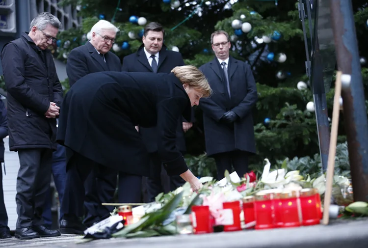 MERKEL HOMENAGEIA OS MORTOS EM BERLIM: nem os marqueteiros da AfD conseguiriam forjar uma história mais destrutiva para ela que a do autor do atentado  / Hannibal Hanschke/ Reuters