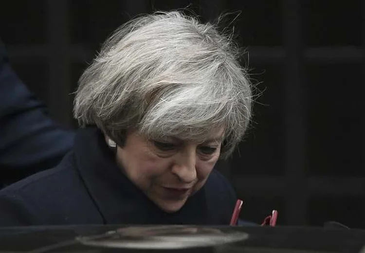 May irá posteriormente comandar uma reunião sobre como as autoridades podem ajudar as vítimas e as comunidades afetadas (Toby Melville/Reuters)