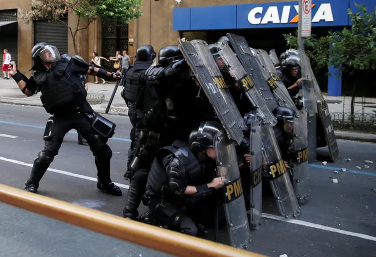 POLICIAIS EM CONFRONTO COM MANIFESTANTES NO RIO: hoje a polícia militar do estado decide se entra em greve / Ricardo Moraes/ Reuters