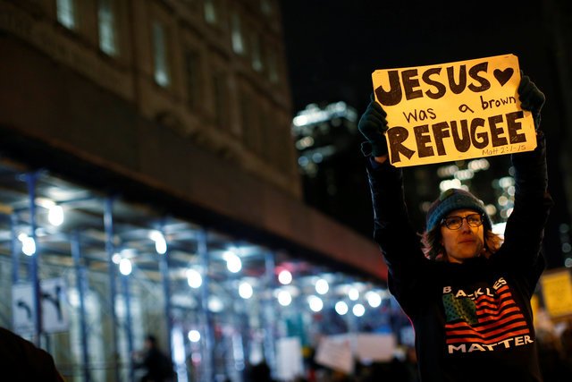 PROTESTO CONTRA TRUMP: exigir que os EUA simplesmente aceite todo mundo indiscriminadamente é exigir que ele se suicide pelo bem comum / Brendan McDermid/ Reuters