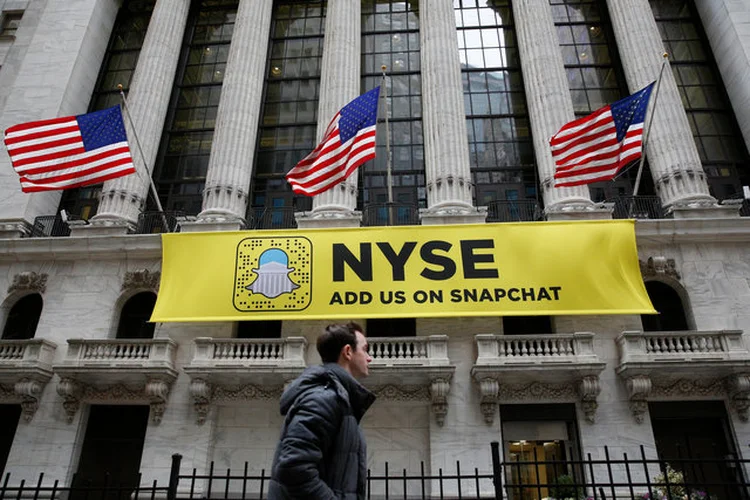 BOLSA DE NOVA YORK DECORADA COM FAIXA DO SNAPCHAT: a expectativa é que a empresa atinja um valor de mercado de até 25 bilhões de dólares quando as ações começarem a ser negociadas / Brendan McDermid/ Reuters