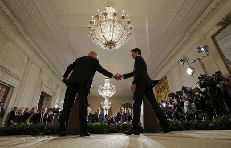 TRUDEAU CUMPRIMENTA TRUMP: “Ambos fomos eleitos comprometidos com a classe média de nossos países. Sabemos que trabalhando juntos asseguraremos uma integração contínua e efetiva” / Carlos Barria/ Reuters