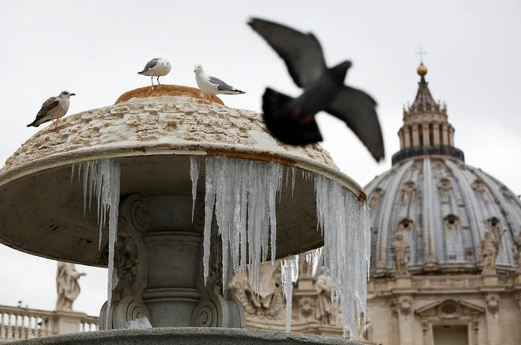 INVERNO NO VATICANO: Francisco é o primeiro pontífice a intervir no banco do Vaticano, uma instituição com histórico de ligação com a máfia / Tony Gentile/ Reuters (Tony Gentile/Reuters)