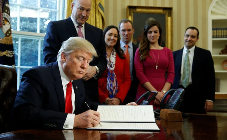 TRUMP ASSINA ORDEM PARA REVER DODD-FRANK: a lei, de 2010, intensificou regulação para bancos e para o mercado financeiro  / Kevin Lamarque/ Reuters