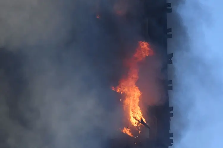 Incêndio em Londres: o incêndio, de enorme dimensões, ocorreu por causa de uma geladeira defeituosa (Toby Melville/Reuters)