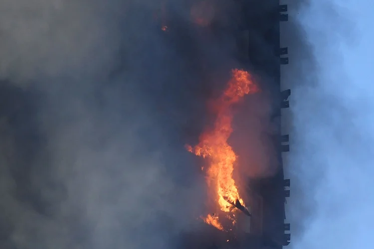 Incêndio em Londres: o incêndio, de enorme dimensões, ocorreu por causa de uma geladeira defeituosa (Toby Melville/Reuters)